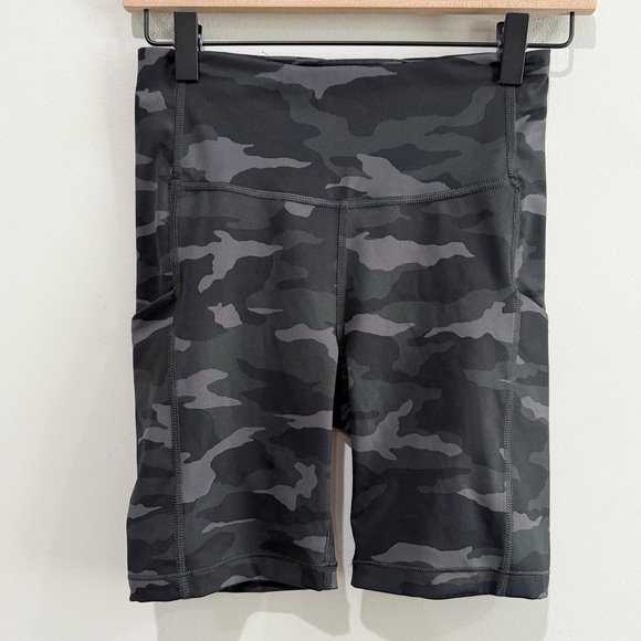 ATHLETA Ultimate Stash Pocket Camo 7” Shorts Black Gray Camo Athleisure Size XS - Picture 2 of 7